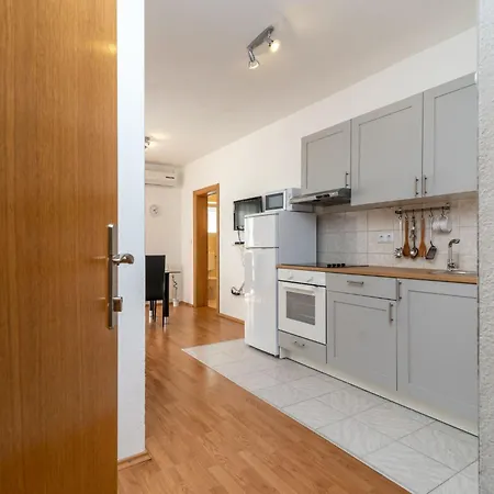Superior-apartment Mit Einem Schlafzimmer In Strandnaehe By Interhome * Trogir