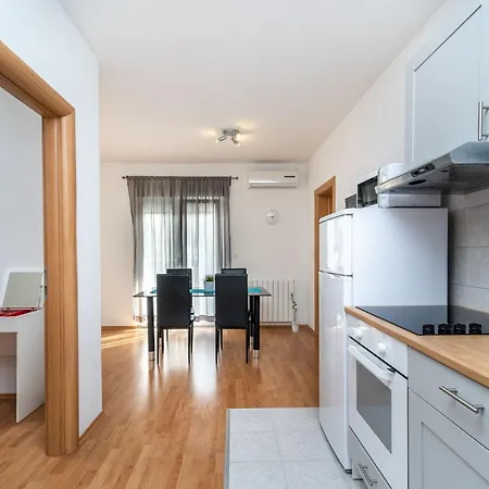 Superior-apartment Mit Einem Schlafzimmer In Strandnaehe By Interhome Appartement Trogir