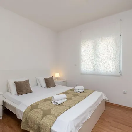 Superior-apartment Mit Einem Schlafzimmer In Strandnaehe By Interhome Appartement Trogir